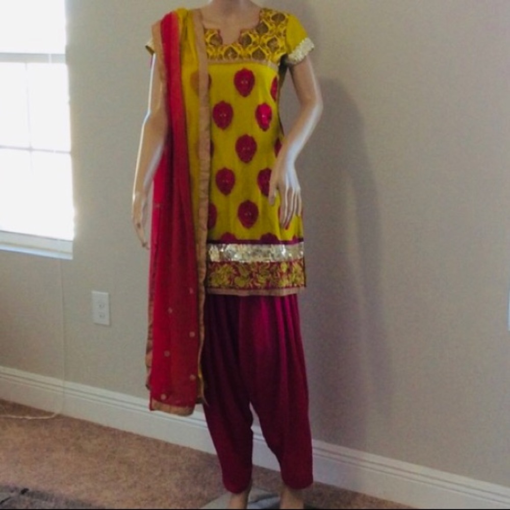 Indian Bollywood style embroidered chiffon and silk salwar suit size small